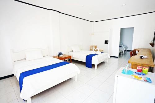 Club Hari Dive Resort - Tap to explore photos