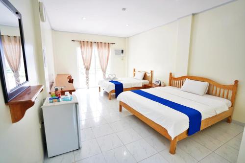 1 king bed, 1 double bed