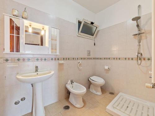 Lovely Apartment in Agropoli with Garden and Fireplace - image 3
