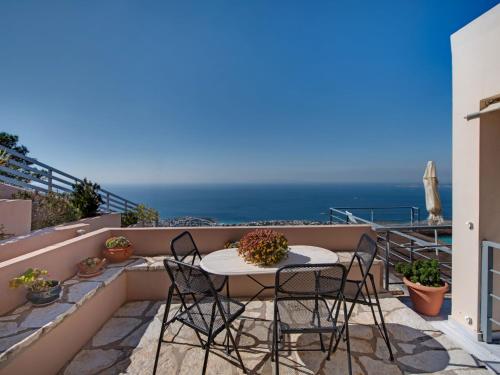 Alluring Villa in Saronida with Swimming Pool and Sea View gîte à louer Ólympos