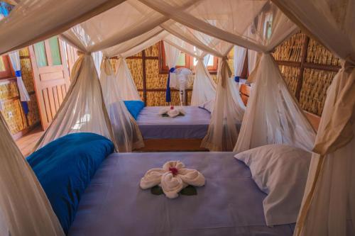 2 twin beds