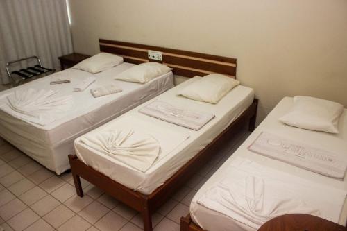 1 double bed, 2 twin beds