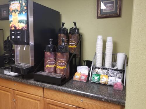 Super 8 by Wyndham Bismarck - image 7