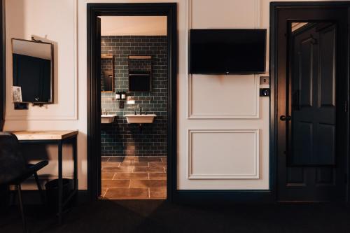 Cult Hotels The George Cheltenham - image 12