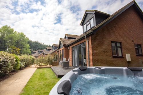 Hot tub, The Lakes Rookley Holiday Park in Central Wight