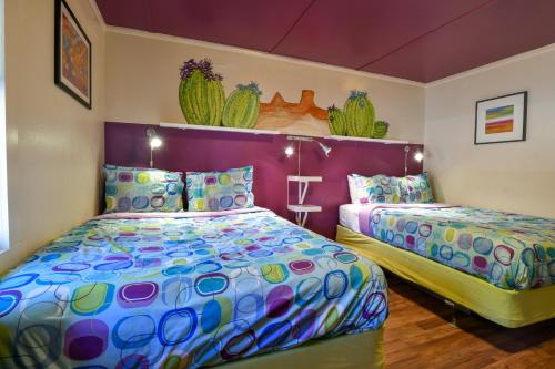Lodge 1 - Downtown location. Studio with shared hot tub. Minutes to Arches N.P.