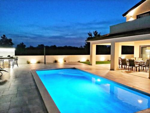 LUXURY APARTMENT with Pool, Outdoor Bar & Grill, Fitness