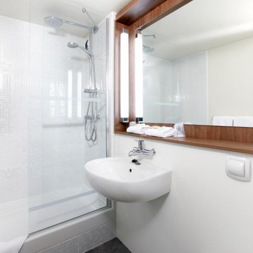 2 bedrooms, 3 beds
