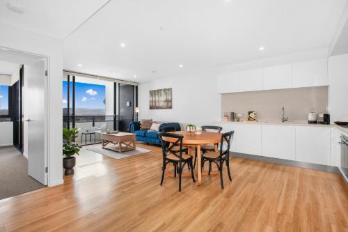 Convenient Location and Beautiful Views in Surfers