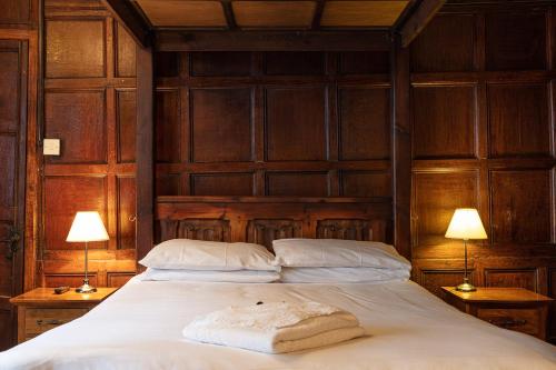 The New Inn by Roomsbooked Room Type - Four-Poster Suite