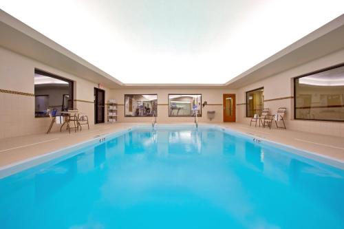 Holiday Inn Express Hotel & Suites Tipp City By IHG - 수영장