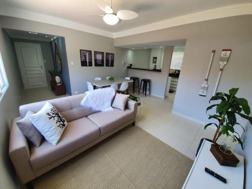 Lindo apartamento Enseada ate 6 pessoas - 2 quartos - 200mt da praia
