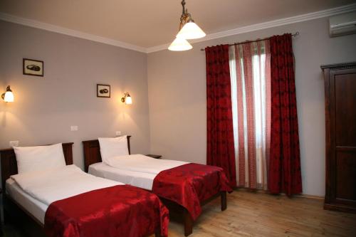 2 twin beds