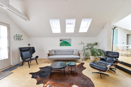 Eclectic Loft with Terrace, Praha