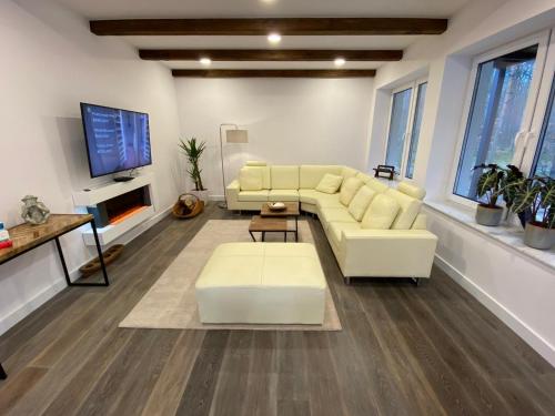 Luksusowa Willa pod Lasem, Otwock - Shared garden, sauna, wood hot tub between two apartments ! Hot  in Отвоцьк