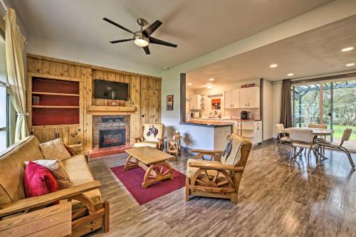 Remodeled Retro Home with Deck, Walk to Main Street! in 布蘭科 (TX)