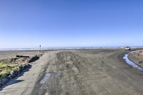Pacific Beach House with Yard - Walk to the Ocean! - image 8
