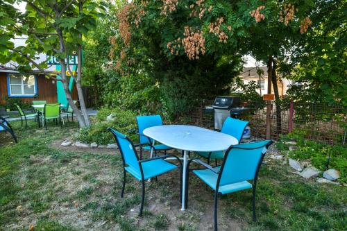 Lodge 3 - Downtown location. Studio with shared hot tub. Minutes to Arches N.P. - image 5