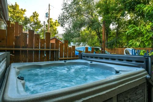 Lodge 3 - Downtown location. Studio with shared hot tub. Minutes to Arches N.P. - image 6