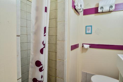 Lodge 6 - Downtown location. Studio with shared hot tub. Minutes to Arches N.P.