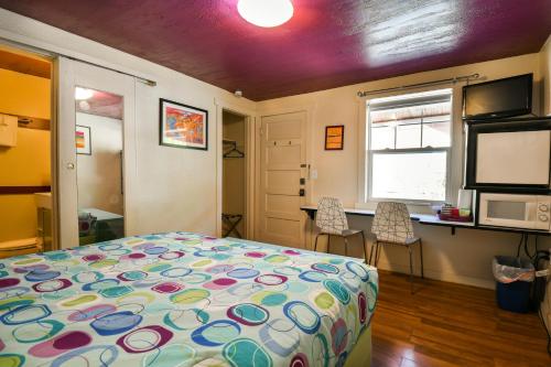 Lodge 5 - Downtown location. Studio with shared hot tub. Minutes to Arches N.P. - image 4