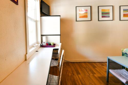 Lodge 5 - Downtown location. Studio with shared hot tub. Minutes to Arches N.P. - image 9