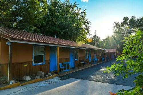 Lodge 7 - Downtown location. Studio with shared hot tub. Minutes to Arches N.P. - main image