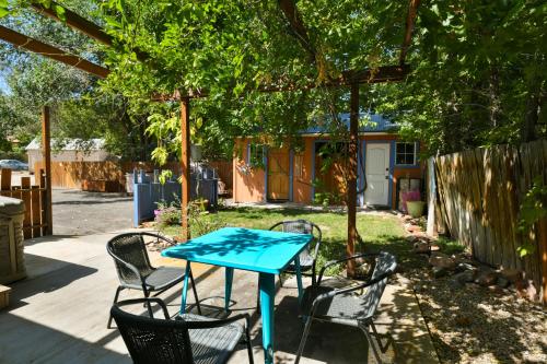 Lodge 7 - Downtown location. Studio with shared hot tub. Minutes to Arches N.P. - image 3