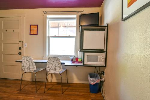 Lodge 5 - Downtown location. Studio with shared hot tub. Minutes to Arches N.P.