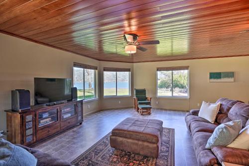 Waterfront Clearlake Retreat with Dock and Kayaks - image 2