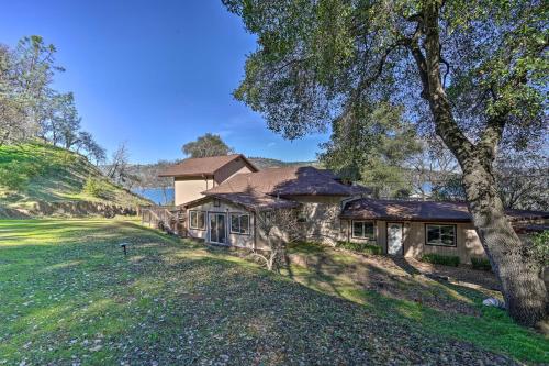 Waterfront Clearlake Retreat with Dock and Kayaks - image 3