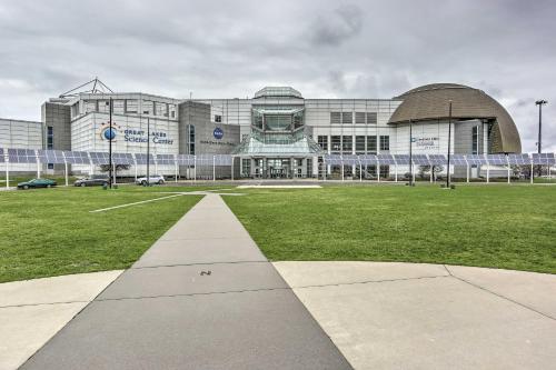 Dwtn Condo Walk to Stadiums Museums Bars and More - image 37