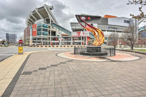 Dwtn Condo Walk to Stadiums Museums Bars and More - image 36