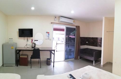 room detail thumbnail 2