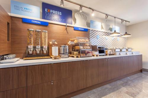 Holiday Inn Express & Suites Mississauga-Toronto Southwest, an IHG Hotel