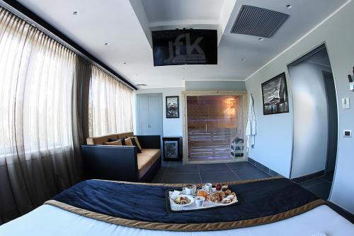 Best Western JFK Hotel Room Type - Deluxe King Room with Sofa Bed