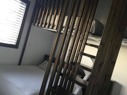 1 queen bed, 2 twin beds