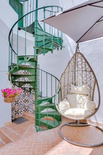 Groundfloor, Faro