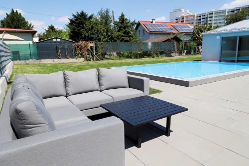 Red Flower Apartment with Pool - 5 min to Lake, Vídeň (fotografie 7)
