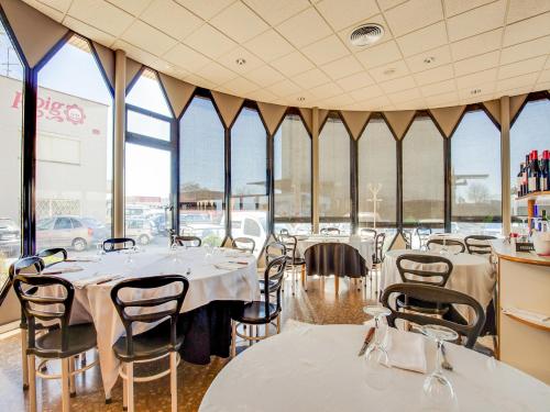 OYO Hotel Restaurante Blanc I Negre 2 - 식음료(F&B)