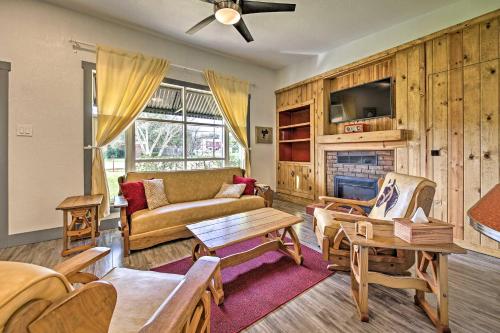 Remodeled Retro Home with Deck, Walk to Main Street! in 布蘭科 (TX)