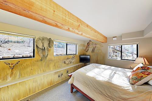 New Listing! Amazing Moonridge Getaway with Decks home - image 9