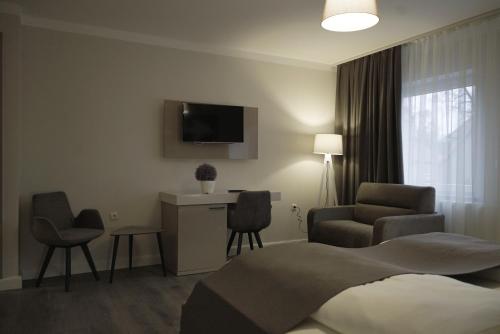 1 queen bed, 1 sofa bed