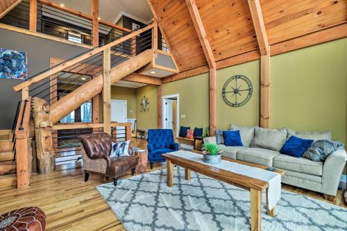 The Barn House Caldwell Mtn Retreat with Hot Tub! in Troutville (VA)