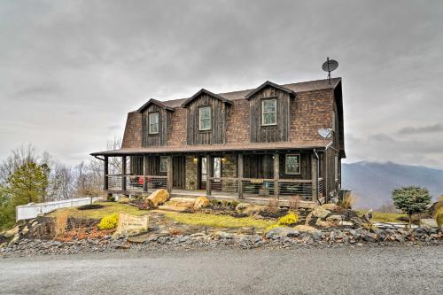 The Barn House Caldwell Mtn Retreat with Hot Tub! in Troutville (VA)