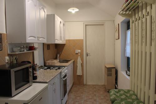 Kitchen, Patricia Pihenohaz in Hogyesz