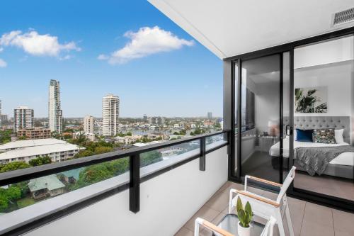Central 1-Bed Walking Distance to Surfers Beaches
