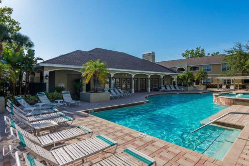 Gorgeous condo, 2 bedrooms, 2 baths, with pool, minutes to Clearwater Beach