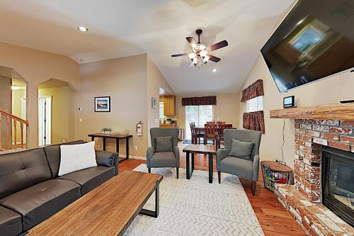 New Listing! Spacious Hideaway w/ Hot Tub home - image 4