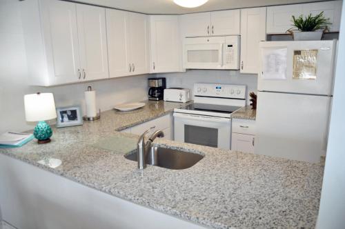 HOLIDAY TOWERS 405 OCEAN VIEW 2BR. CLOSE TO BOARDWALK WiFi. - image 2